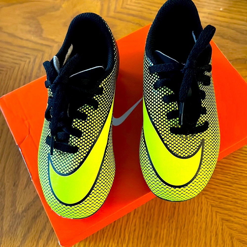 COPY - NIKE JR BRAVATA II FG BOYS BLACK GREEN ATHLETIC SOCCER CLEATS size 10 C